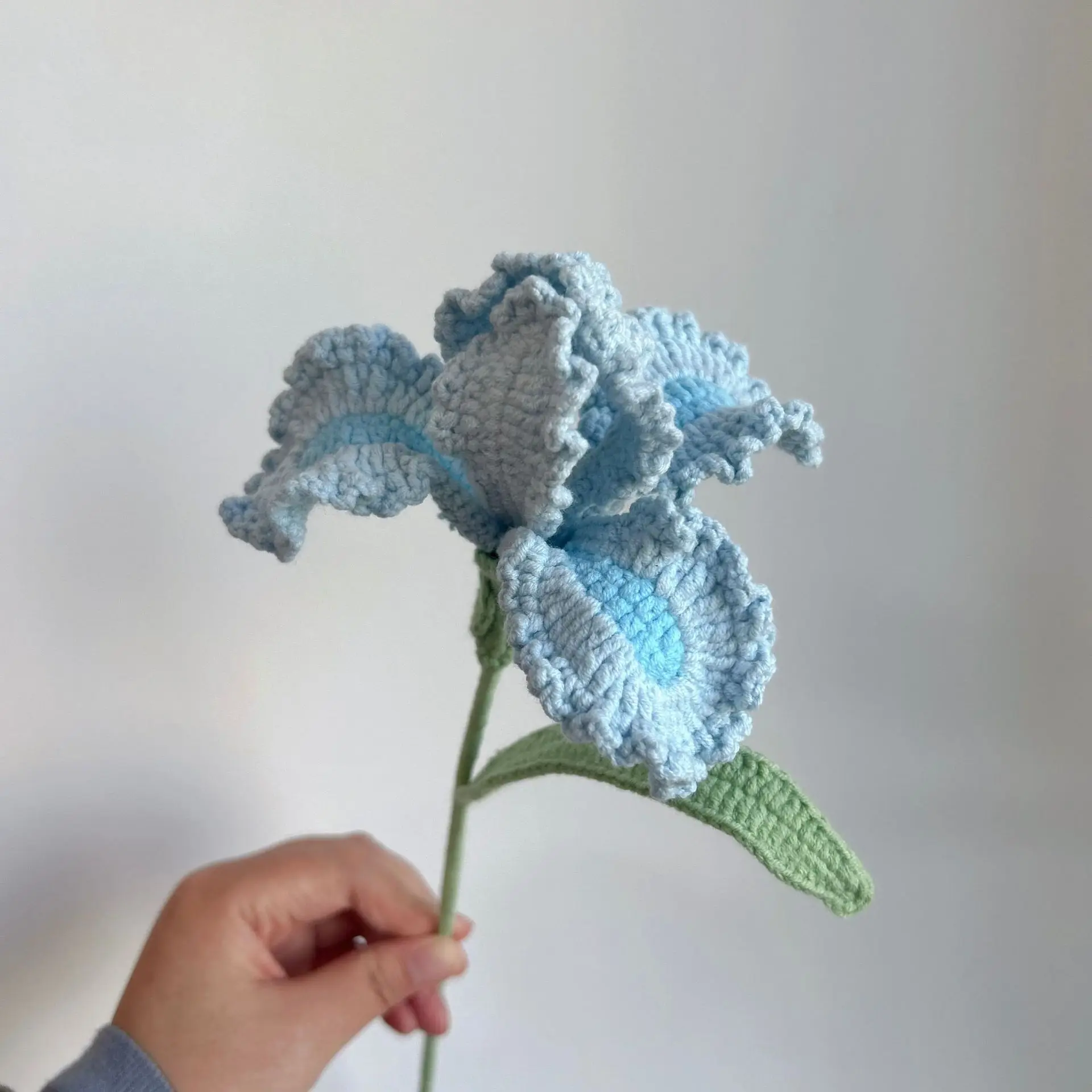 Wunderschöner gehäkelter Iris-Blütenzweig, handgemachter gestrickter Blumenstrauß, künstliche Blumen, Raumdekoration, Geschenk für den Schreibtisch. – Detail 6