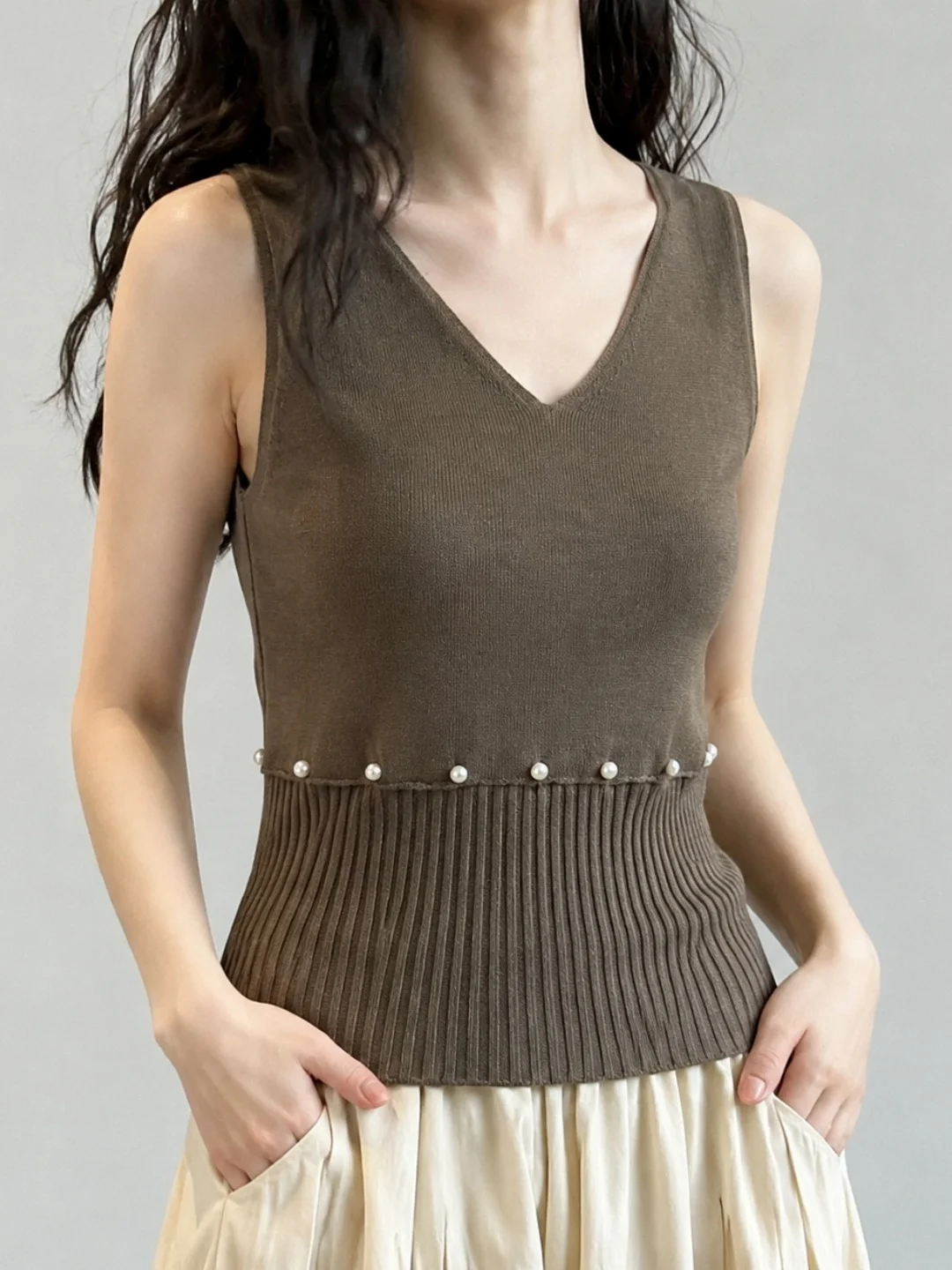 

Elegant V-Neck Sleeveless Vest Women's Slim Fit Summer Fashion Trend Pearl Embellished Versatile Top Commute Style Korean Ver...
