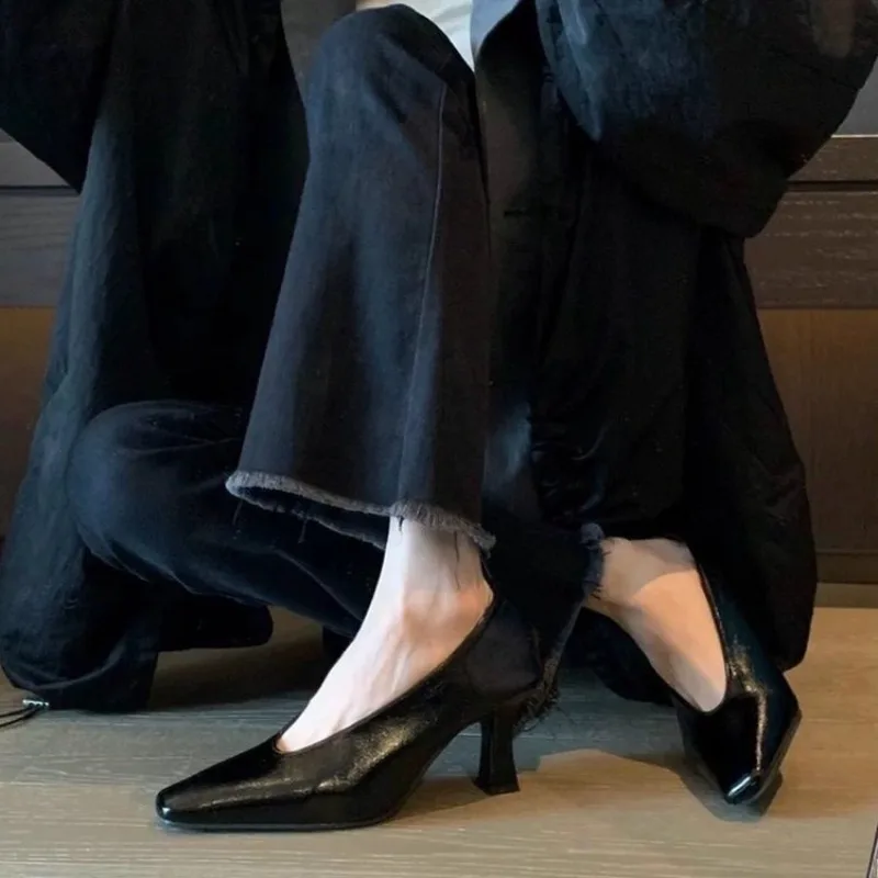 

White Square Head High Heels Autumn New Fashion Temperament Thick with Niche Design V-Mouth Leather Vintage Single Shoes Women