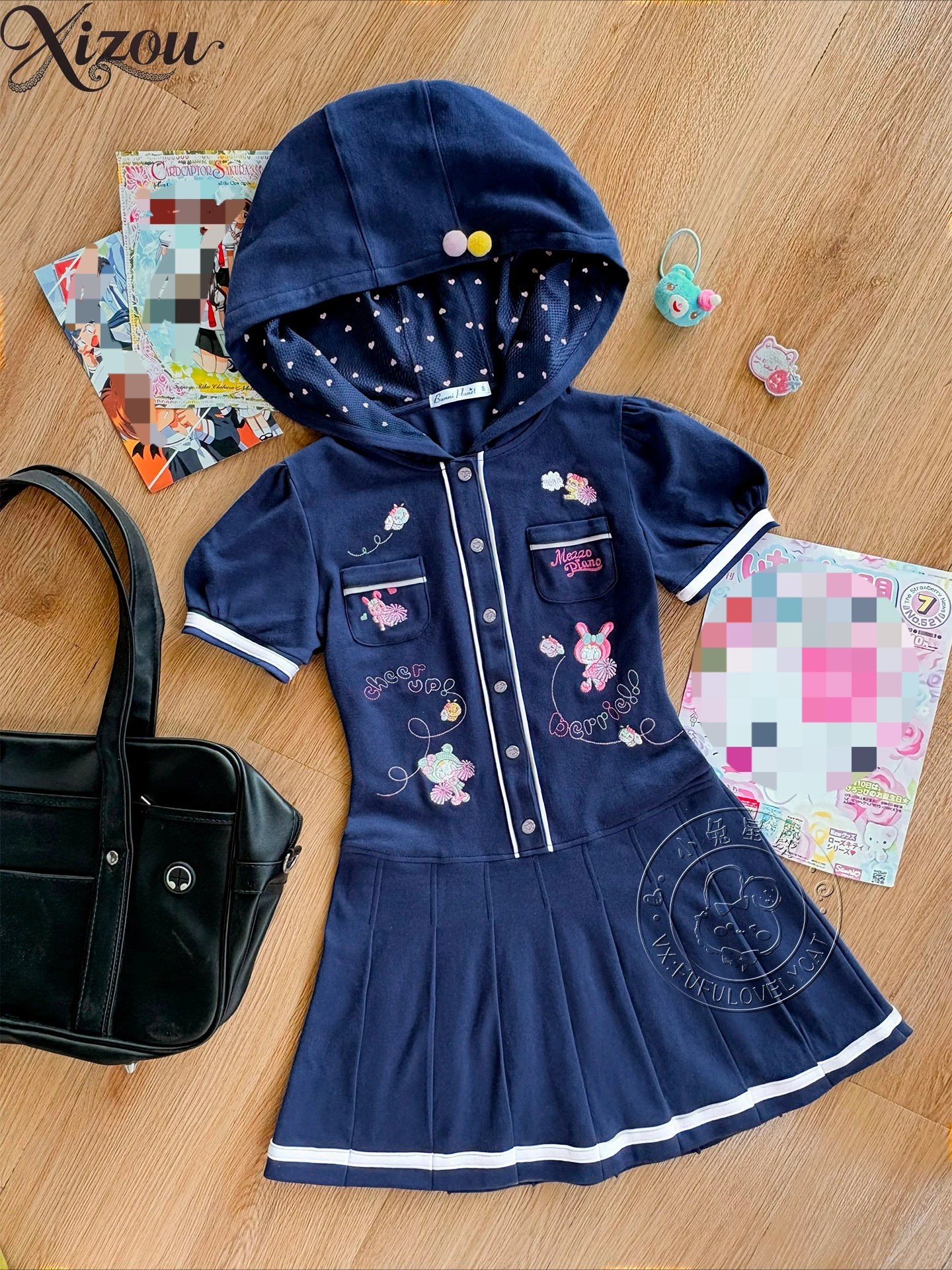 

Голубой костюм-двойка в стиле Soft Girl: топ с коротким рукавом и капюшоном, плиссированная мини-юбка. Японский преппи-стиль Y2K, милый мультяшный летний комплект.