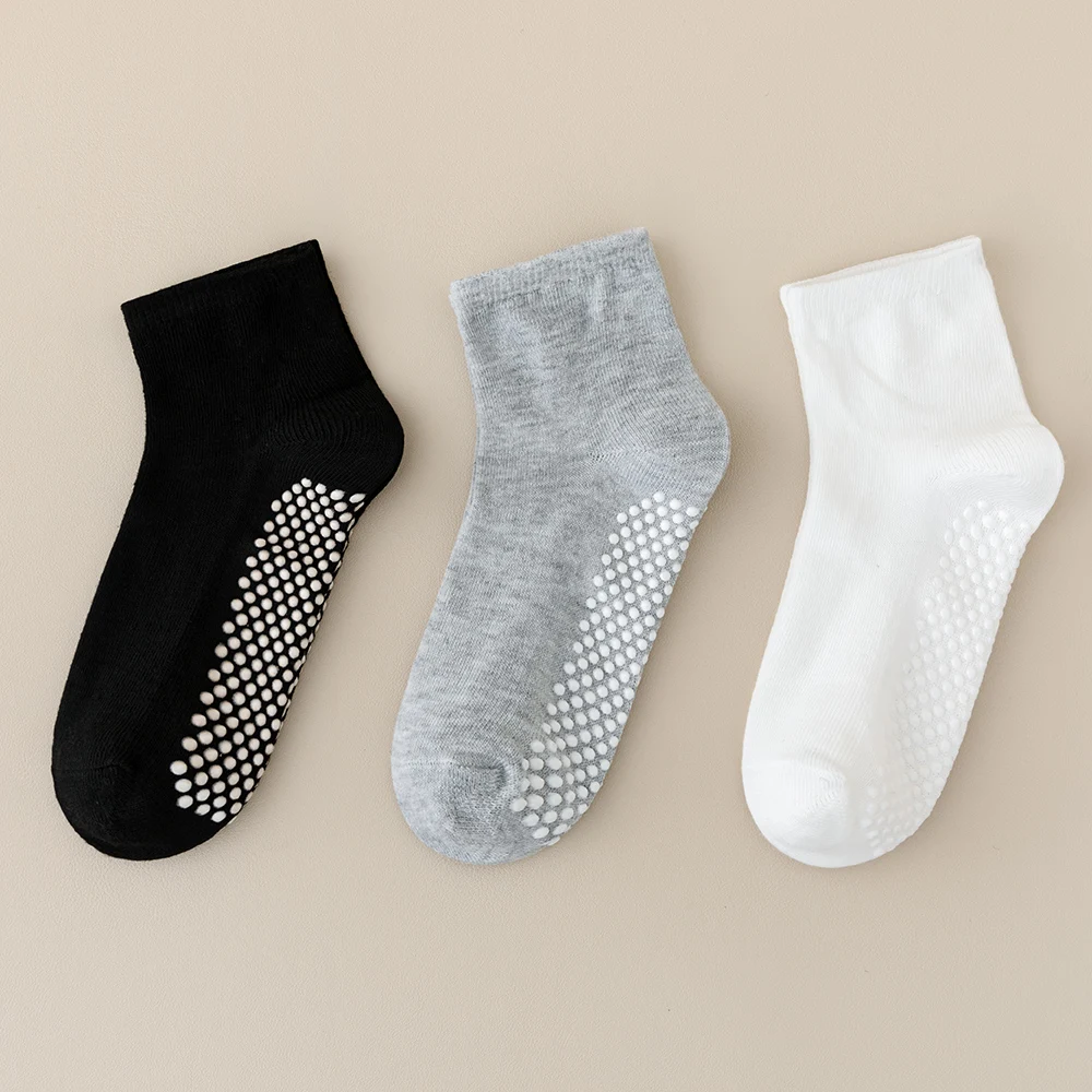 5 Paar rutschfeste, selbstklebende Bodensocken, klassische schwarz-weiß-graue Socken für Schüler, Sport, Frühling und Sommer, Kindersocken.