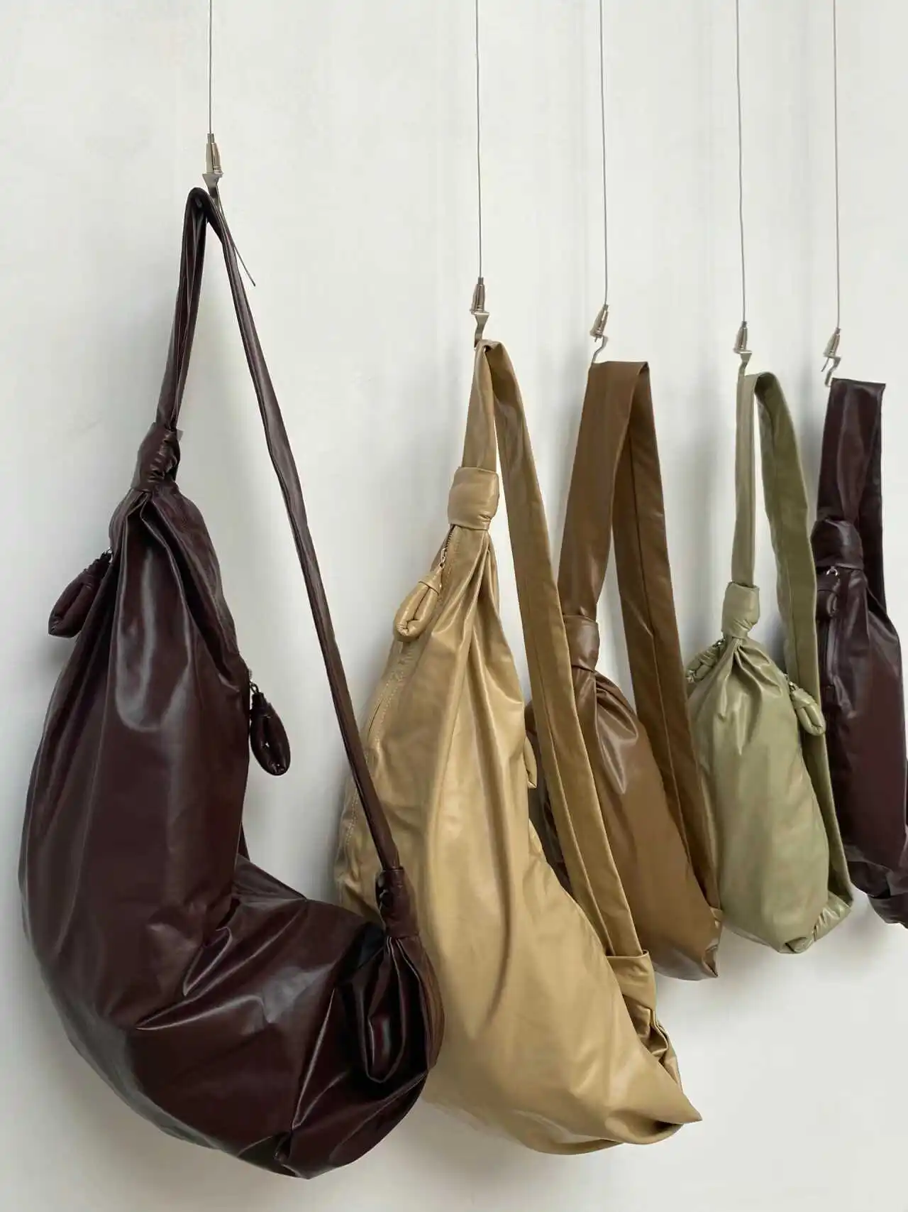 

Модная вместительная сумка-клатч из воловьей кожи 2025 года, новый дизайн, нейтральный стиль, маленькая сумка через плечо из воловьей кожи с эффектом бумажной кожи