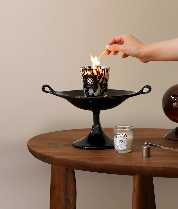 Light luxury aromatherapy tray desktop storage black decorative ornaments in the antique binaural fruit bowl.