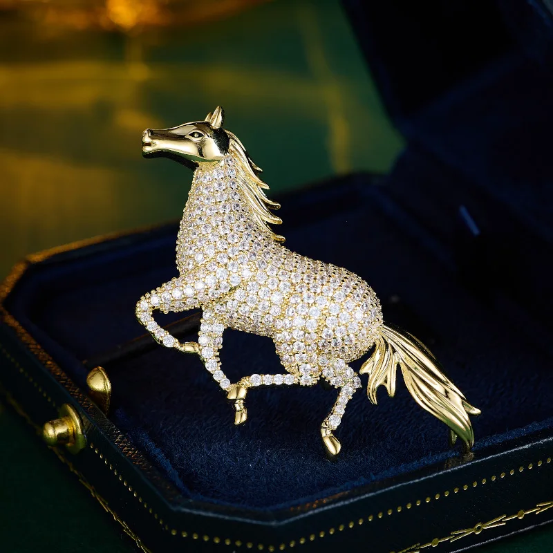 

18K Gold Plated Micro-Pavé Rhinestone Horse Pin Unisex Equestrian Elegant Animal Brooch for Blazer Lapel Jewelry Gift Wholesale