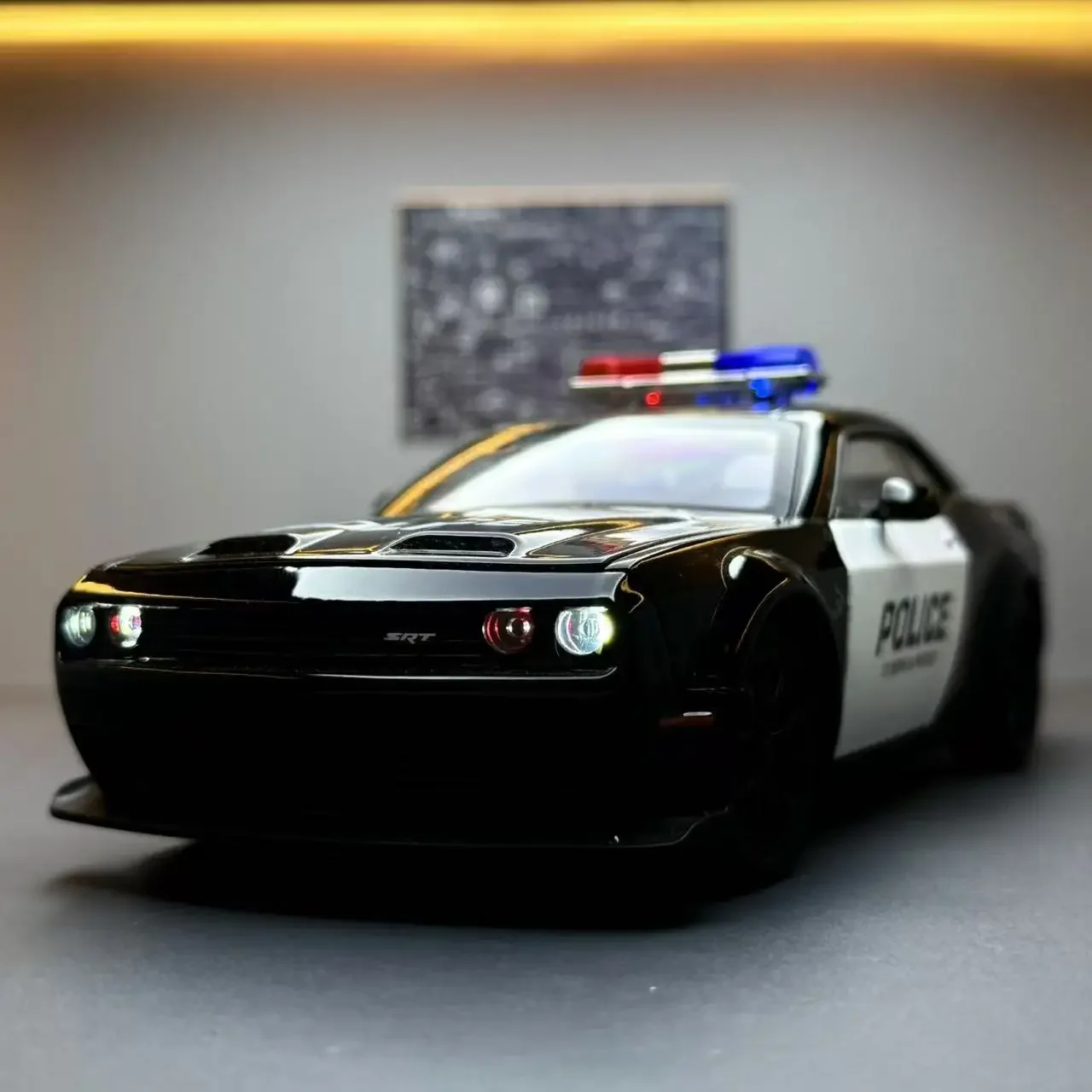 1:24 Dodge Challenger SRT Hellcat Police Car Model Toy Doors Opened Pull Back Light Music Miniature Vehicle Kids Boys Gift