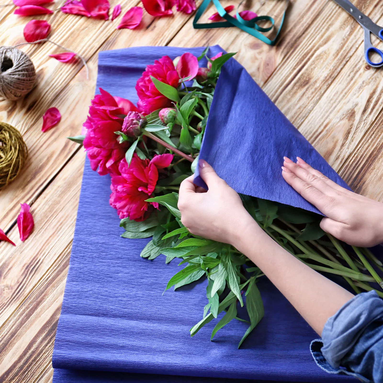 

6pcs Crepe Paper Roll with Floral Stem Wire and Green Floral Tapes for Wedding Ceremony Various Large Festivals Decoration