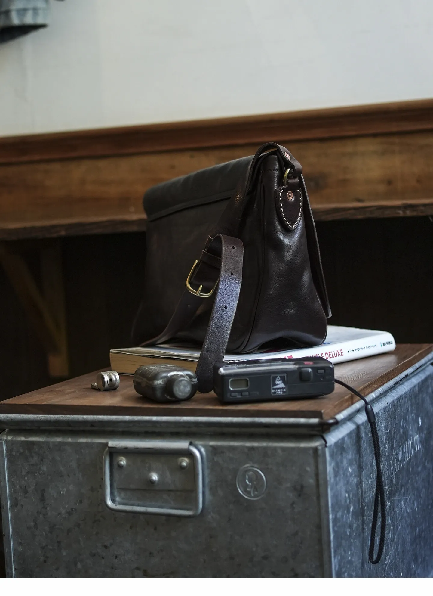 Einfache Vintage-Umhängetasche aus handgefertigtem Rindsleder der ersten Schicht für Herren, modische, lässige Reisetasche aus luxuriösem Echtleder. – Detail 16