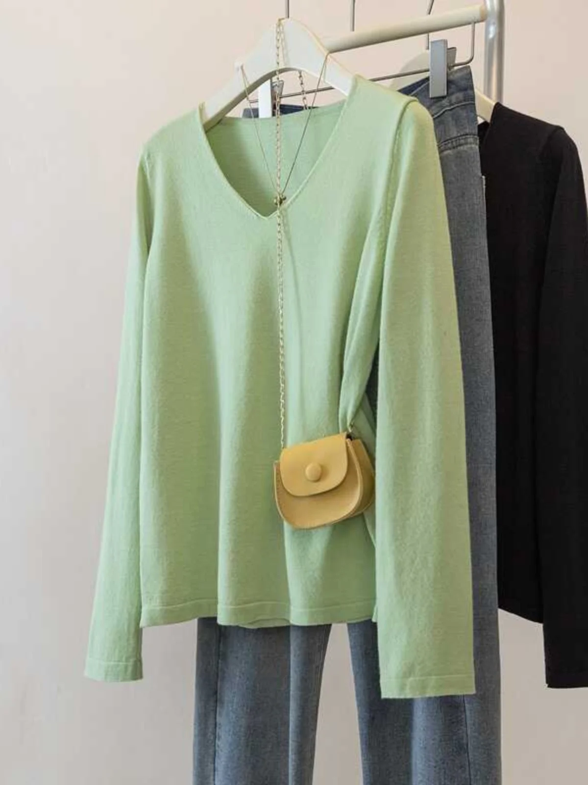 

Весна 2026: Модный свободный вязаный свитер с V-образным вырезом и длинными рукавами, большие размеры, женская одежда, топ, скрывающий живот, с эффектом похудения