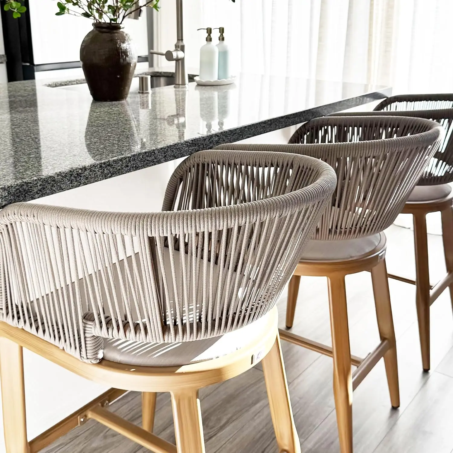 

2-х предметные барные стулья со столешницей, современные барные стулья из алюминиевого ротанга для патио со встроенными подушками и запахом спинки для сада