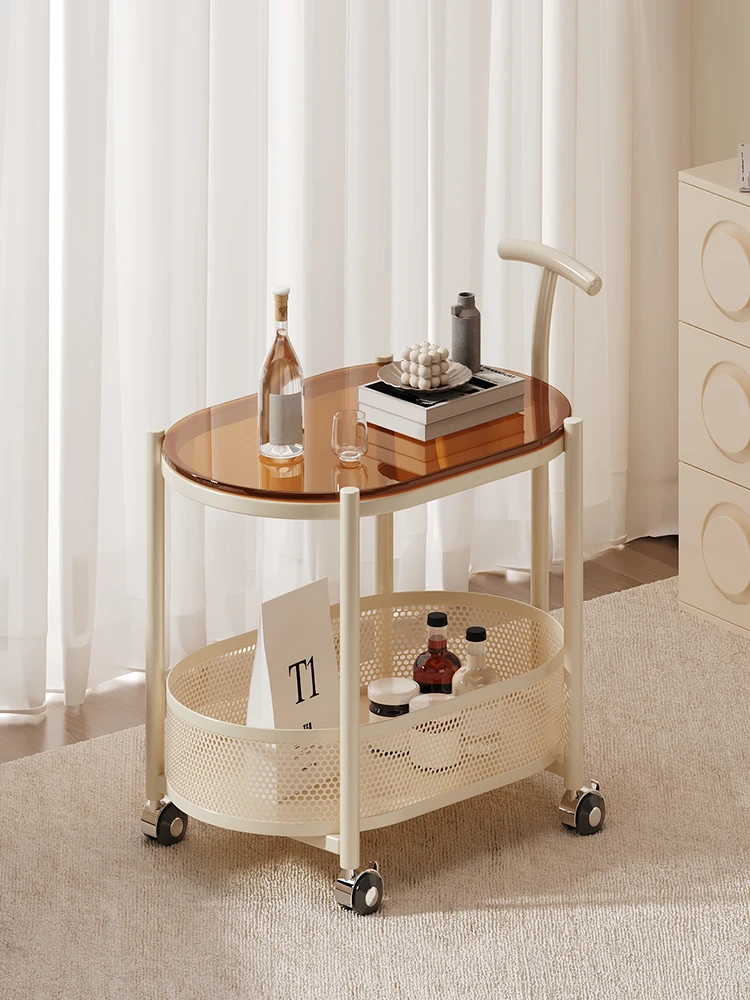 

Кремовый ветер, мобильная тележка, журнальный столик, простая современная гостиная, балкон, небольшой столик, спальня, диван, край нескольких углов.