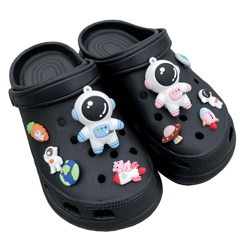Amuletos de sapato de astronauta de desenho animado DIY 3D estere sapato flor fivelas decorativas destacáveis presente para crianças