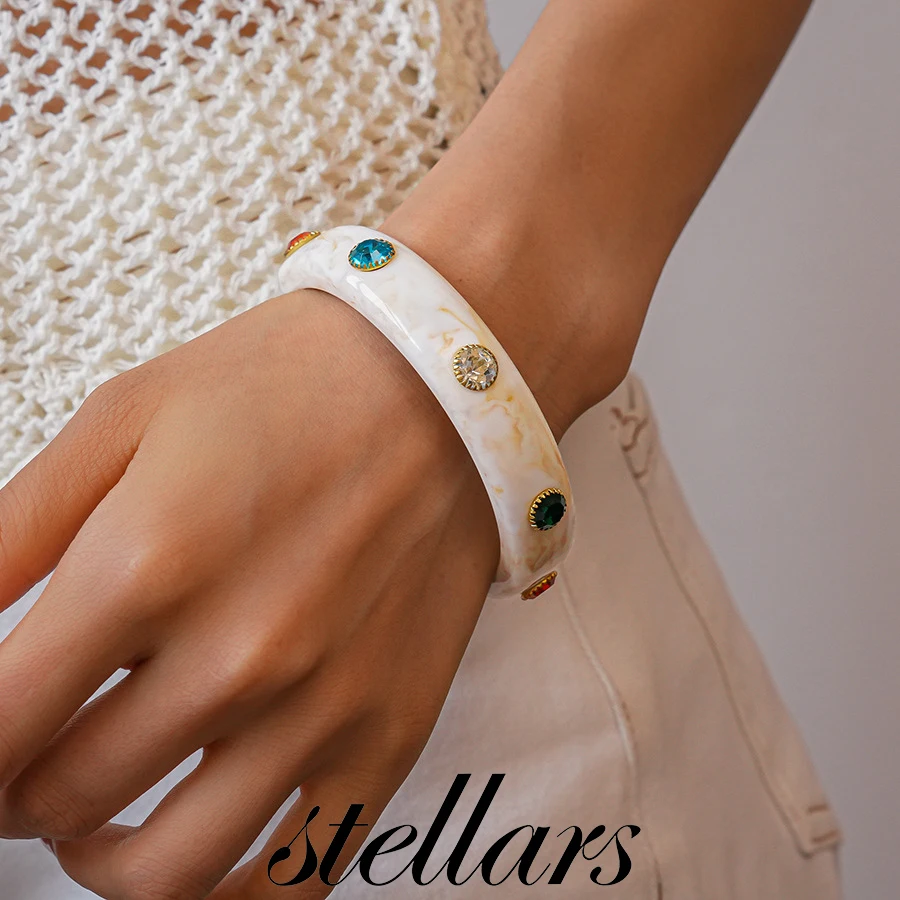 

Fashionable Minimalist Acrylic Rhinestone Geometric White Bracelet Niche Luxe High-End Accessory for Stylish Women