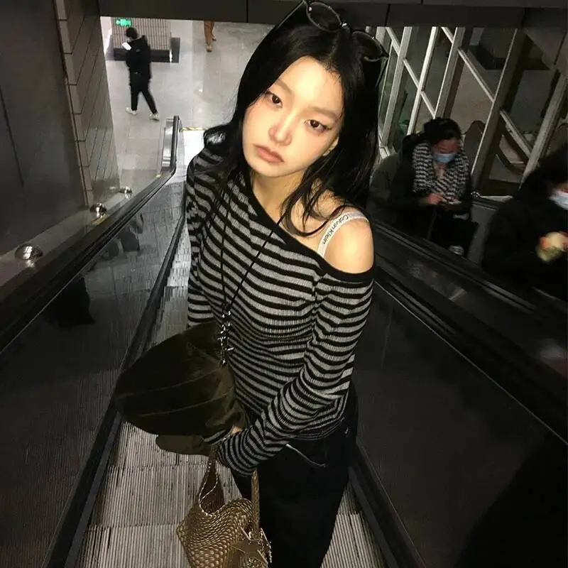 Camiseta japonesa Y2k para mujer, Tops cortos de manga larga con hombros descubiertos a rayas Y2k Grunge, ropa de calle estética de los años 2000
