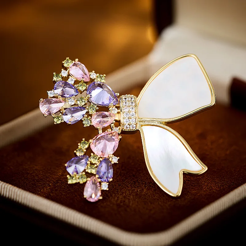 

The high-end, niche and premium bow brooch features a sense of design and a light luxury brooch accessory