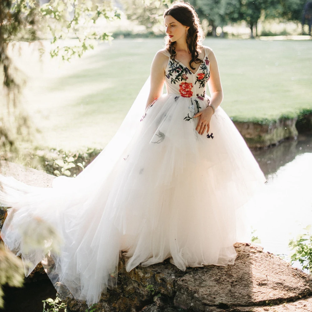 Vestido de novia Floral colorido bordado de princesa, hecho a medida vestido de novia, superposición de malla hinchada, cuello en V, Espalda descubierta, alas de hombro