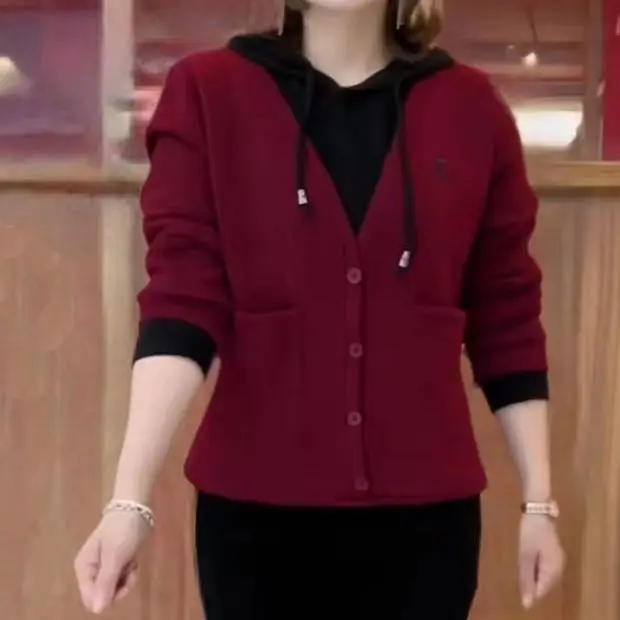 ベルベットのフード付きスウェットシャツの女性の新しいスタイルスプライシングファッショナブルなカジュアル偽ツーピースママトップルーズ長袖