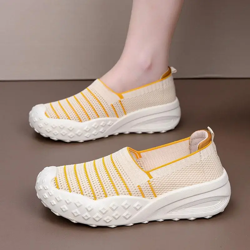 

Women's Lightweight Soft Bottom Mesh Fishing Shoes Summer New Old Beijing Cloth Shoes Breathable Slip-On Mom Shoes Versatile