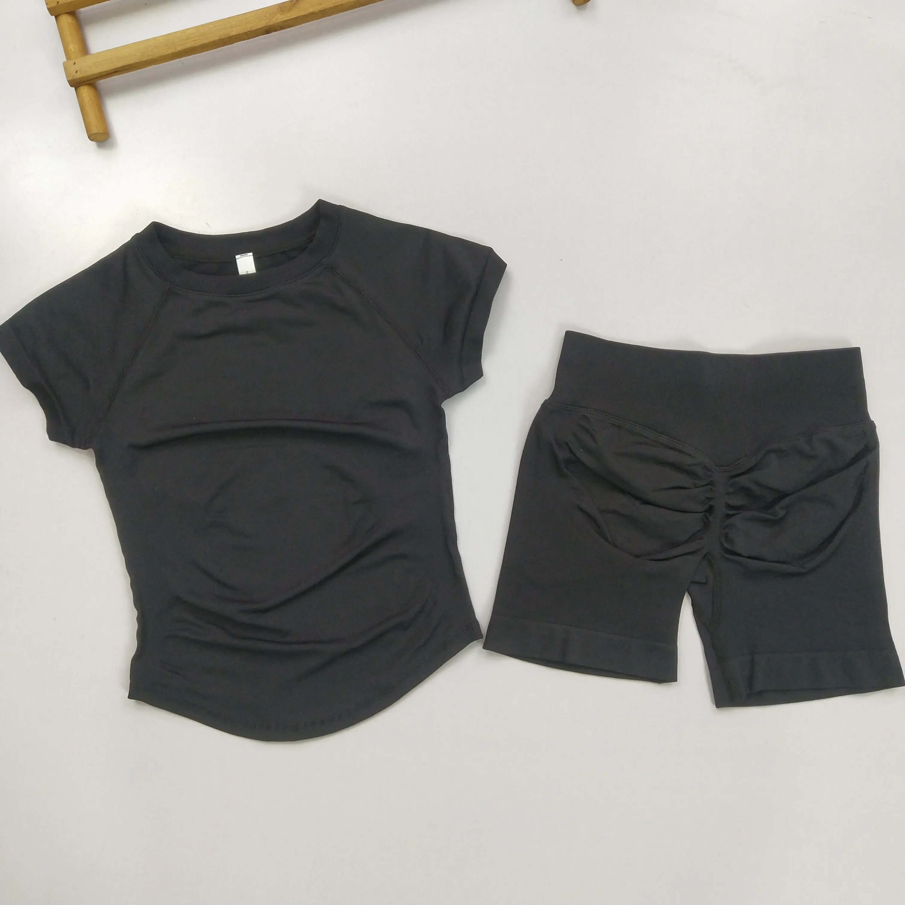 Nahtloser Fitnessanzug Gym Yoga Sport Kurzarm-Shirts Fitness Hochgeschnittene Shorts Yoga-Sets Yoga-Oberteile Po-Lifting-Shorts 2-teilig – Detail 8
