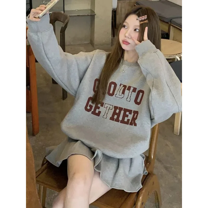 2025 NewPreppy Girl بدلة مكونة من قطعتين مع قلنسوة برقبة على شكل حرف وتنورة مطوية مكونة من قطعتين ملابس نسائية Cinjunto De Dos Piezas AA