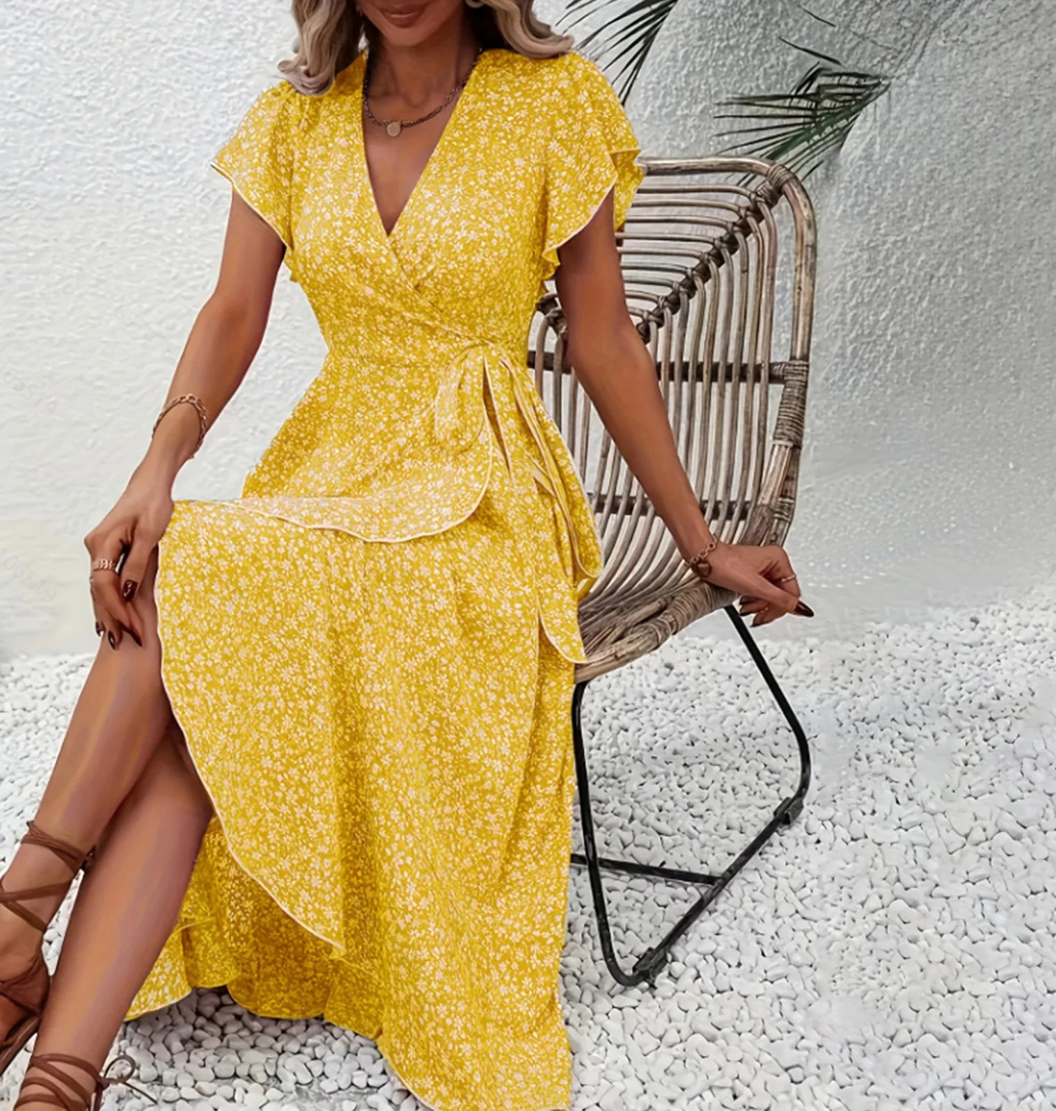 Damska letnia sukienka z kwiatowym nadrukiem, falbankami, elegancka, z krótkim rękawem, wiązana na bokach, z dekoltem w kształcie litery V.