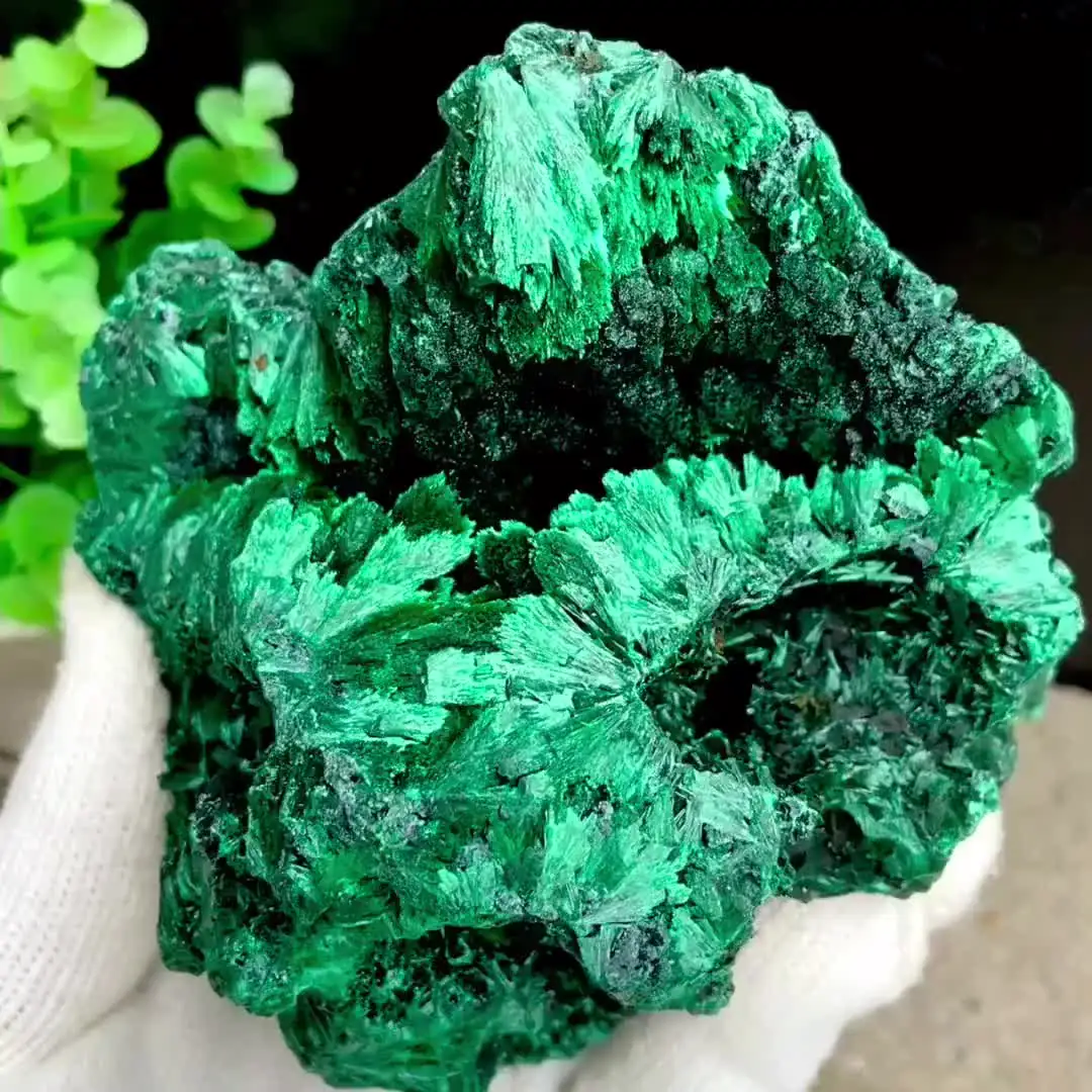天然の緑のマラカイト原石,結晶の粗い岩の立方体,収集可能な砂利の鉱物