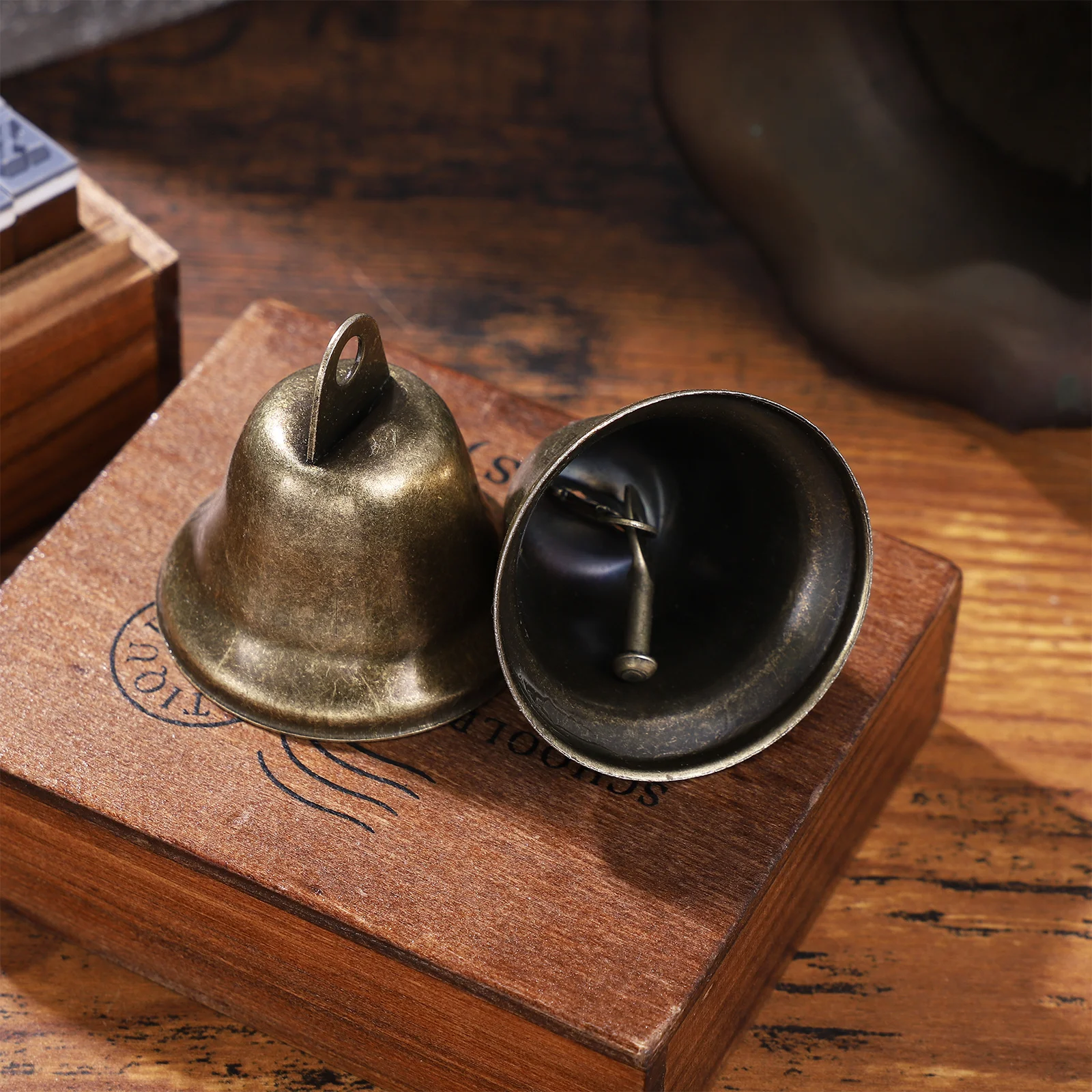 

Supvox 20pcs 38mm Hand Bells Copper Metal Bells Hanging Pendants Crisp Sound Christmas Party Decorations