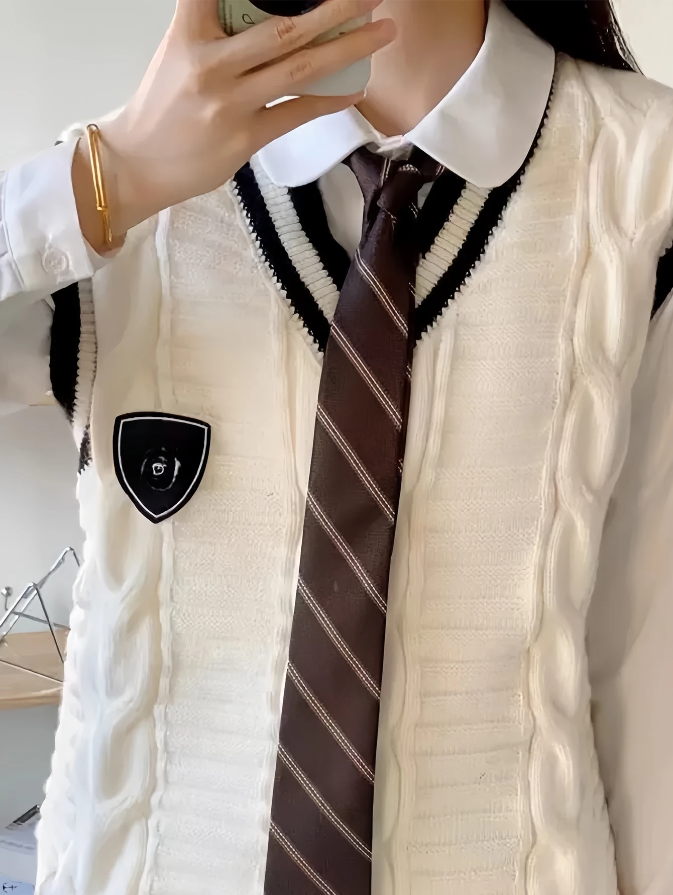 Eine handgefertigte, unisex, kaffeebraun gestreifte, handgebundene Krawatte im klassischen Stil, vielseitig einsetzbar, ein Muss für die Schulanfangssaison, erhältlich in mehreren Farben, kann mit Uniformen kombiniert werden, kann als Geschenk verschenkt werden. – Detail 6
