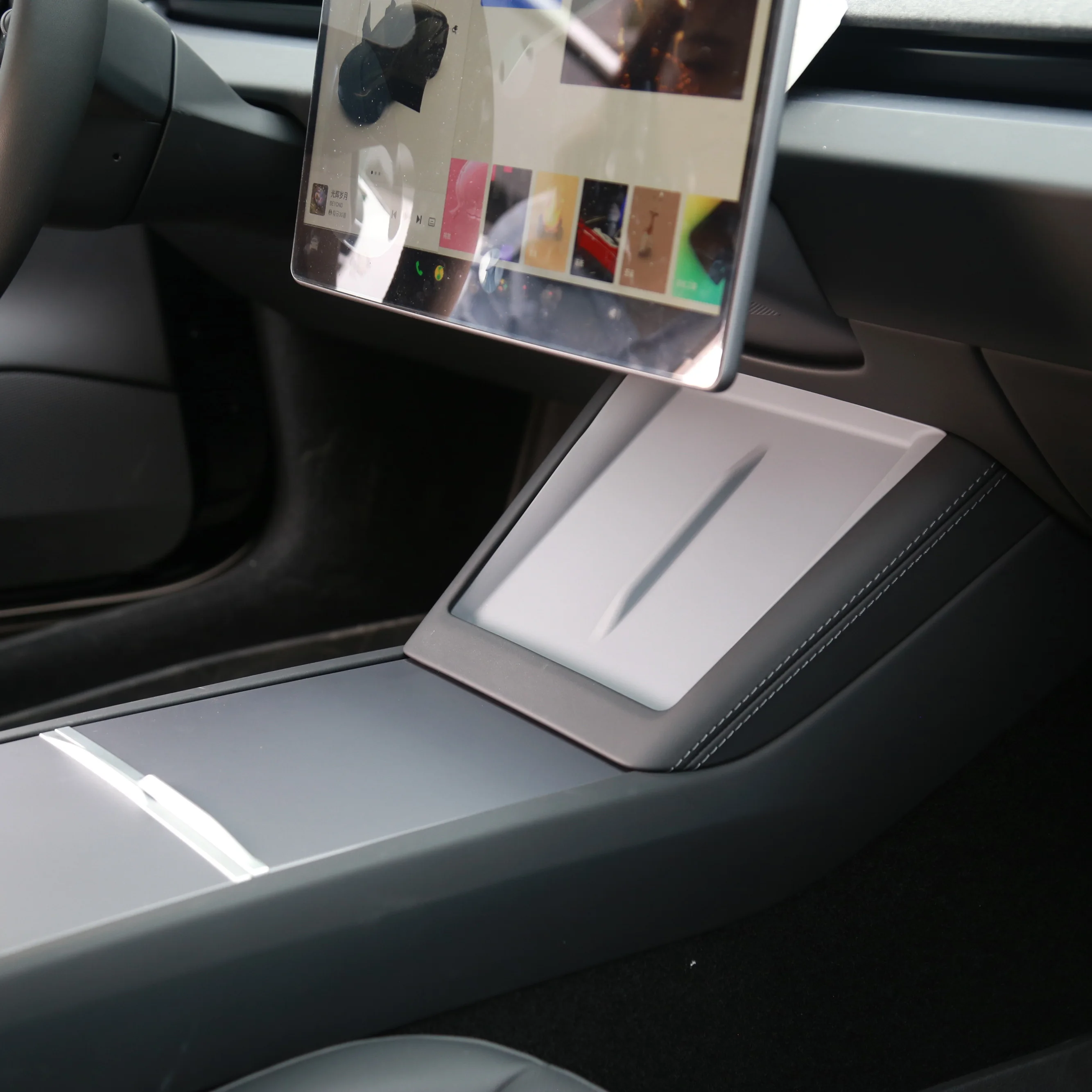 لوحة واقية للشحن اللاسلكي مع صندوق تخزين ، حصيرة سيليكون مقاومة للماء ، حامل هاتف ، نظارات ، نموذج تسلا 3 المرتفعات ، 2024