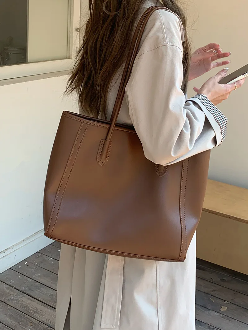 New minimalist and large capacity PU vintage women\'s bag, casual commuting tote bag, one shoulder portable shoulder bag