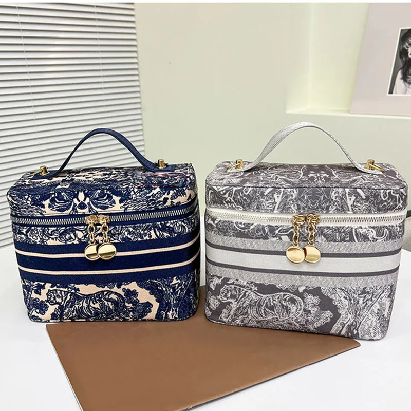 New Fashion Portable Embroidered Cosmetic Bag with Zipper Large Capacity Soft Portable Girls Storage Bag Travel Case