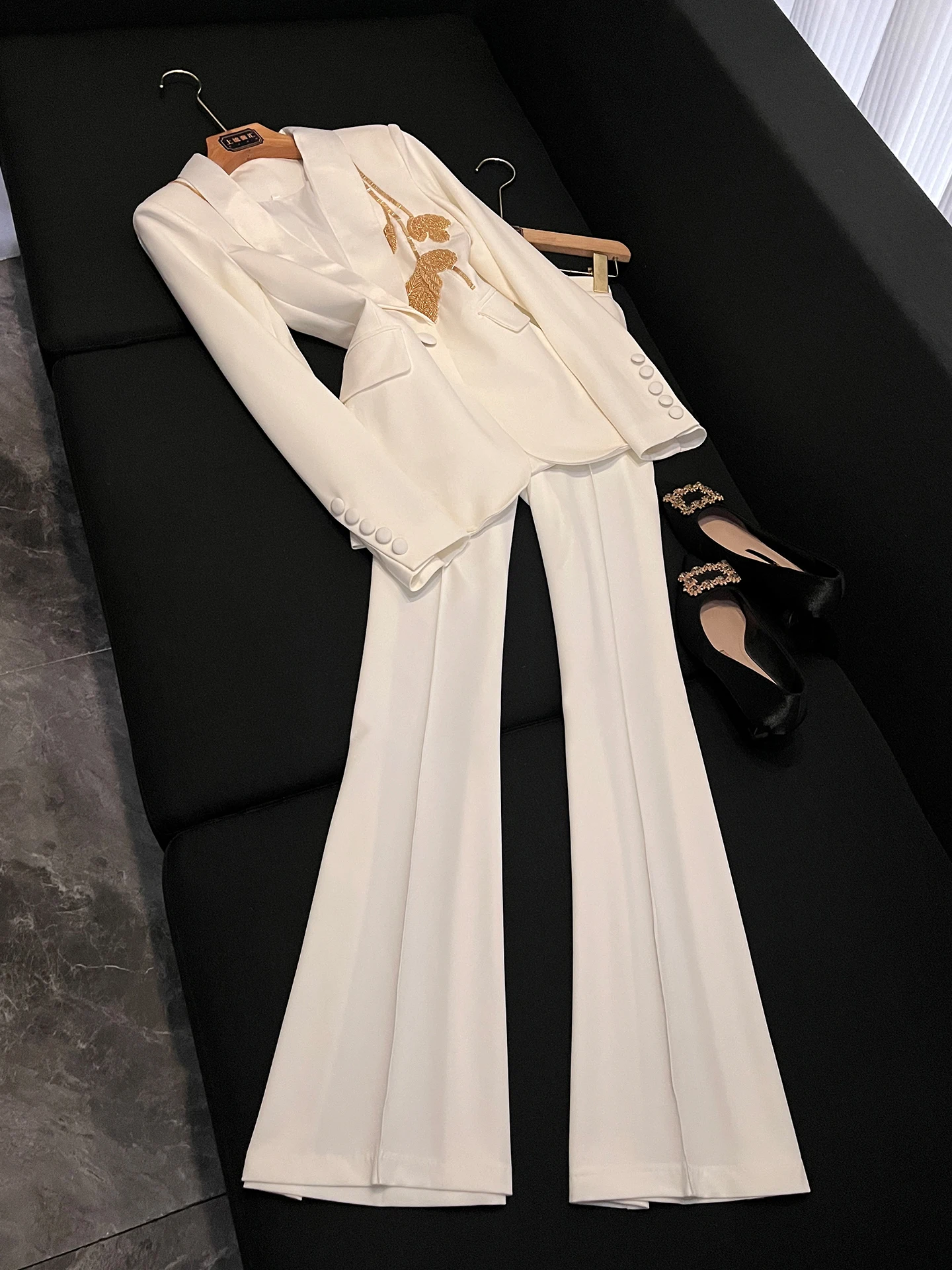 

Легкий роскошный женский костюм-двойка с брюками и тяжелой вышивкой, приталенный крой, премиум-класс, коллекция Зима A22529