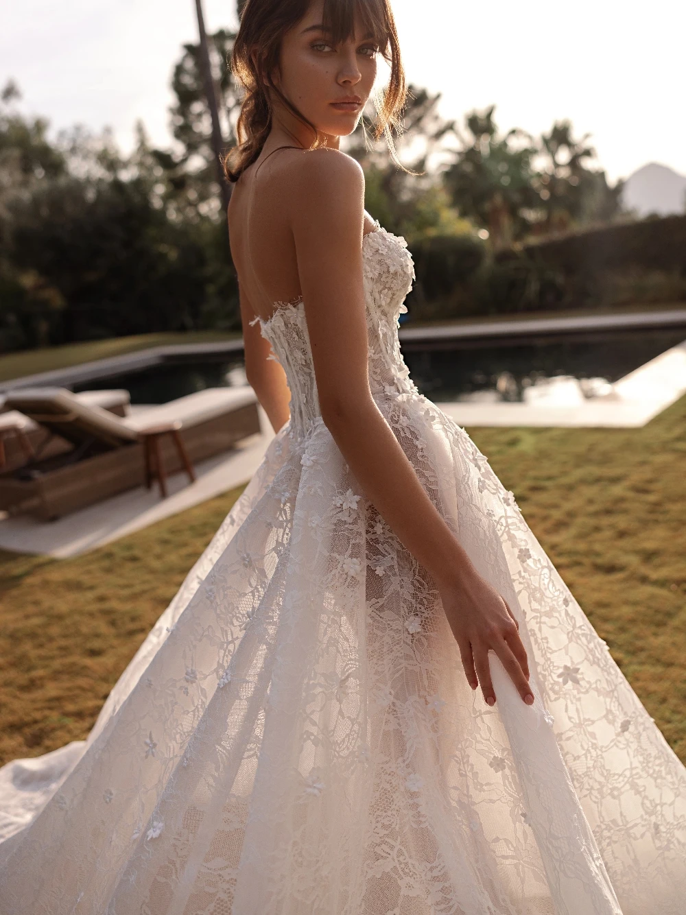 Romantic Lawn Beach Wedding Dress Charming Sweetheart Neck Corset 3D Flower Lace Flowy Long Train 2 in 1 Bridal Gown Customized