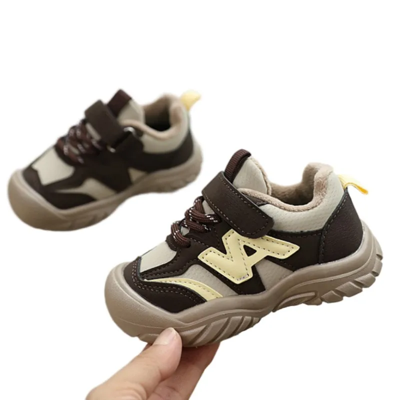 

2025 зимние теплые кроссовки для бега с мягкой подошвой и большой головкой для мальчиков, повседневная плюшевая обувь для девочек с цветными блоками, предотвращающая столкновения, 22–31