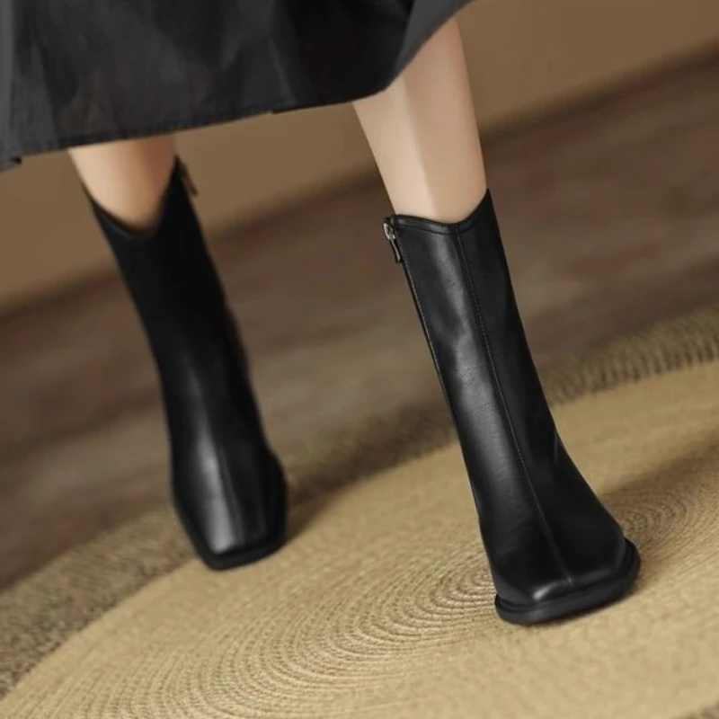 

Кожаные теплые туфли до середины икры с квадратным носком, женские готические туфли большого размера, удобные и элегантные демисезонные полувысокие сапоги для женщин