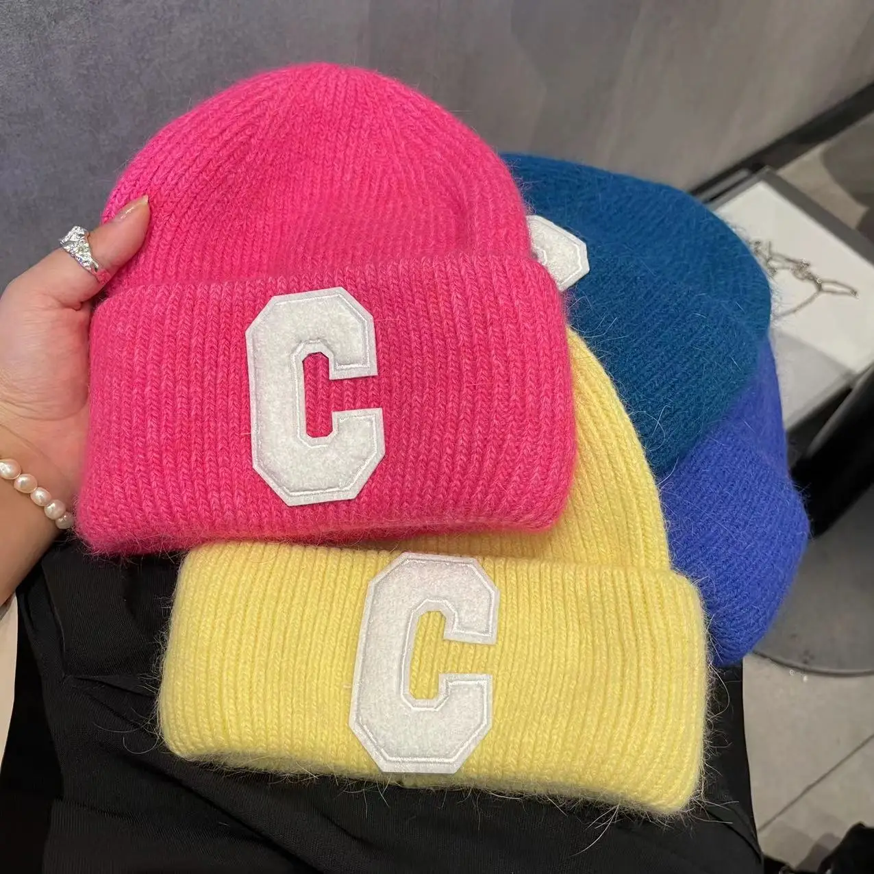 Unisex Buchstabe C Kaninchen Fell Gestrickte Beanie Hut Winter Wolle Skullies Skifahren Caps Luxus Hut Dame Outdoor Warm Walking Motorhaube