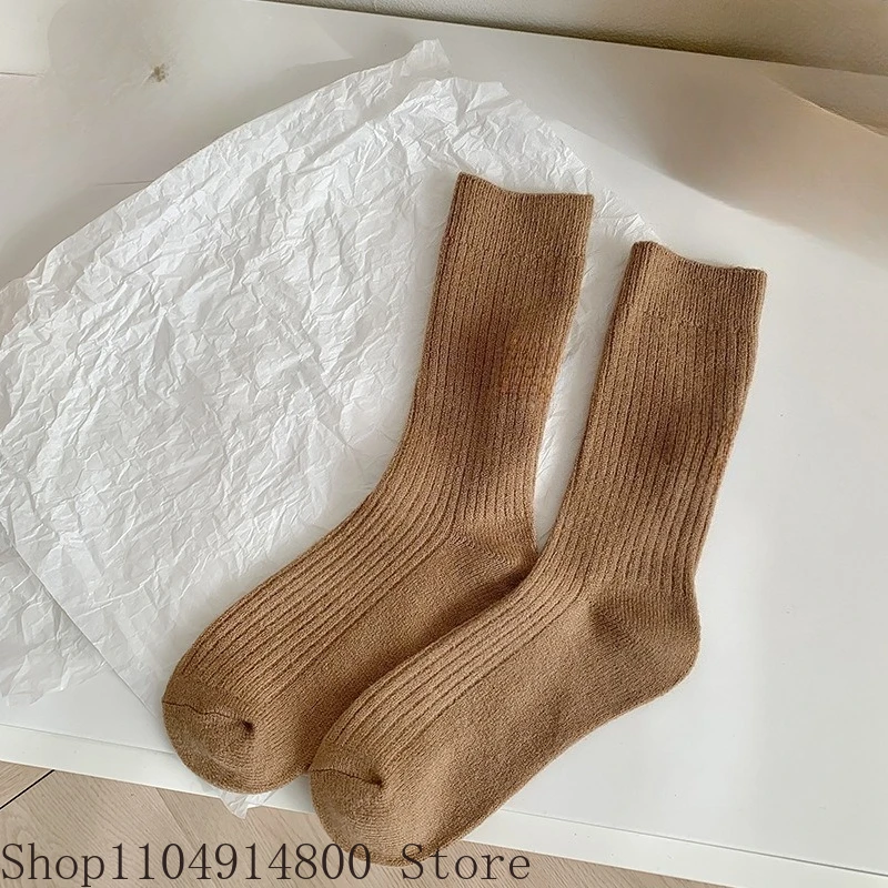 زوج واحد من الجوارب الشتوية السميكة الدافئة، جوارب متوسطة الأنبوب بلون سادة، جوارب نسائية كاجوال من جلد الغزال، يتم ارتداؤها في الطقس البارد #2