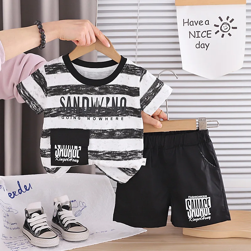 

Летний повседневный комплект для мальчиков из двух предметов: футболка и шорты в полоску, новинка 2026 года, корейская детская одежда для малышей