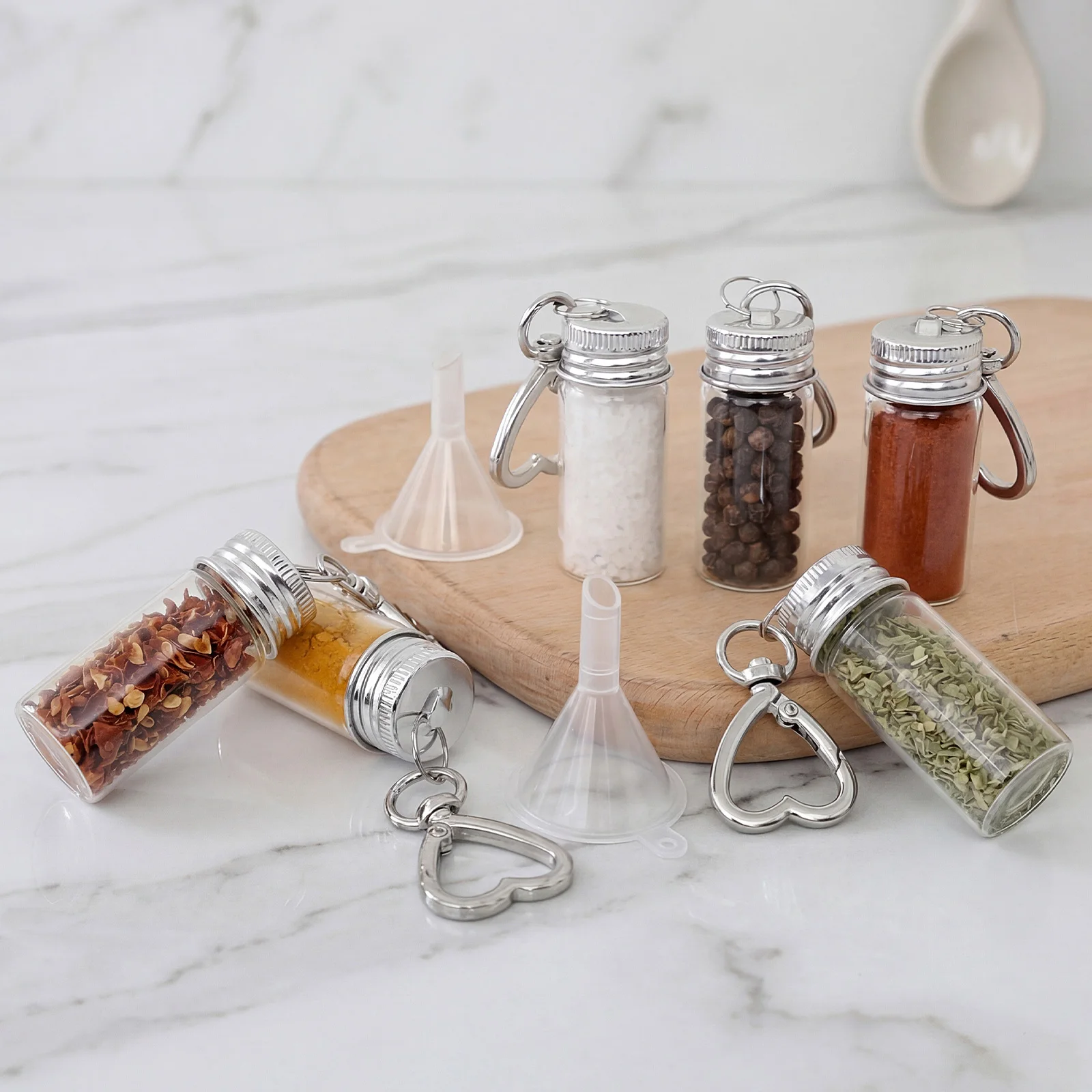 6-teiliges Mini-Gewürzflaschen-Schlüsselanhänger-Set mit Mini-Trichter, tragbarem Klarglas-Gewürzglas mit Deckel für Reisen, Camping und Picknick