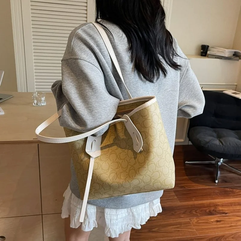 

Sophisticated Women Leather Handbag With Detachable Strap Convertible To Shoulder Bag Or Elegant Clutch