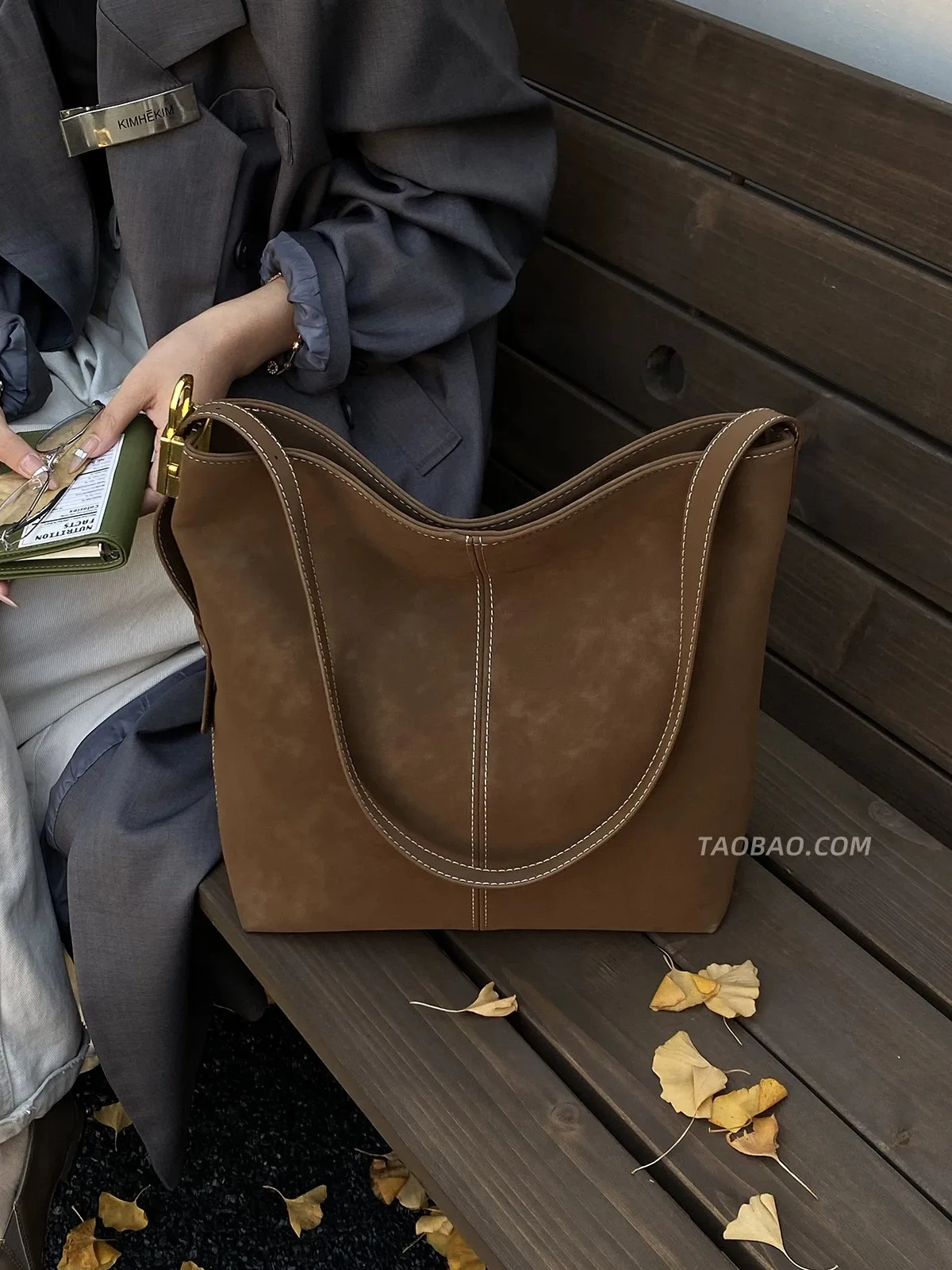 

Simple retro frosted large capacity bag for women, 2026 new versatile commuter crossbody bag, fashionable single shoulder bucket