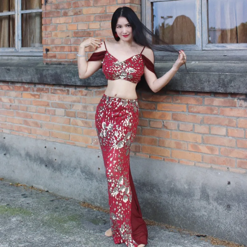 Costumi di danza del ventre personalizzati Set Abito di classe Abito da pratica di temperamento sexy Costume da spettacolo ricamato con paillettes rosso vino