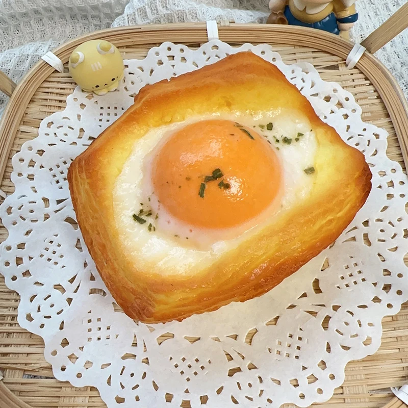 Brinquedo de ovo frito crocante, pão simulado, alívio do estresse, anti-stress, lenta ascensão, espremer, macio PU, recuperação lenta, presente de aniversário