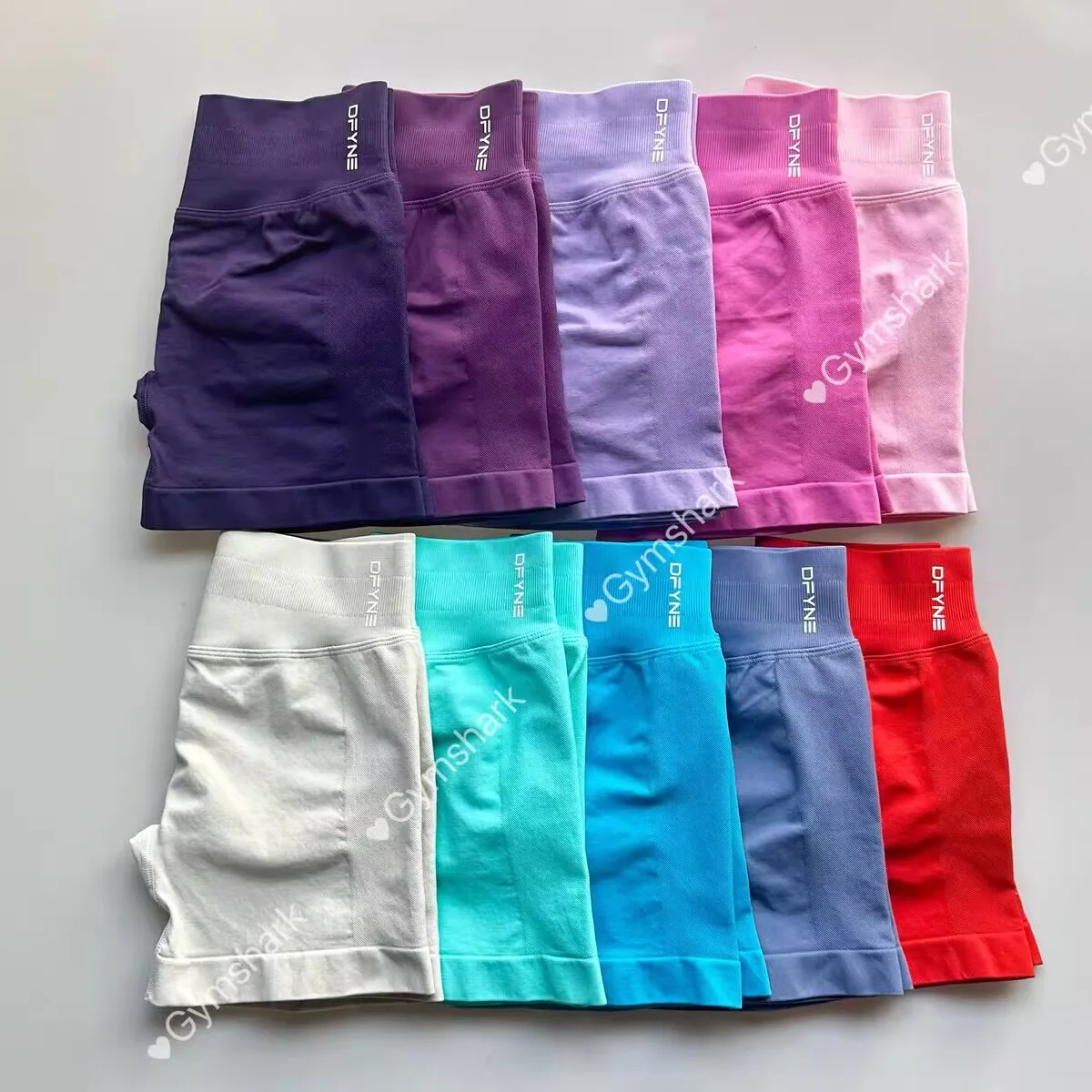 شورت تأثير مع شعار المرأة Scrunch Bum Gym منخفضة الخصر سلس اليوغا السراويل تجريب السائق قصيرة تمتد اللياقة البدنية قصيرة