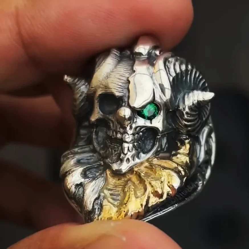 

Outdoor Portable EDC Cow Head Skull One Eyed Clown Ring Tool