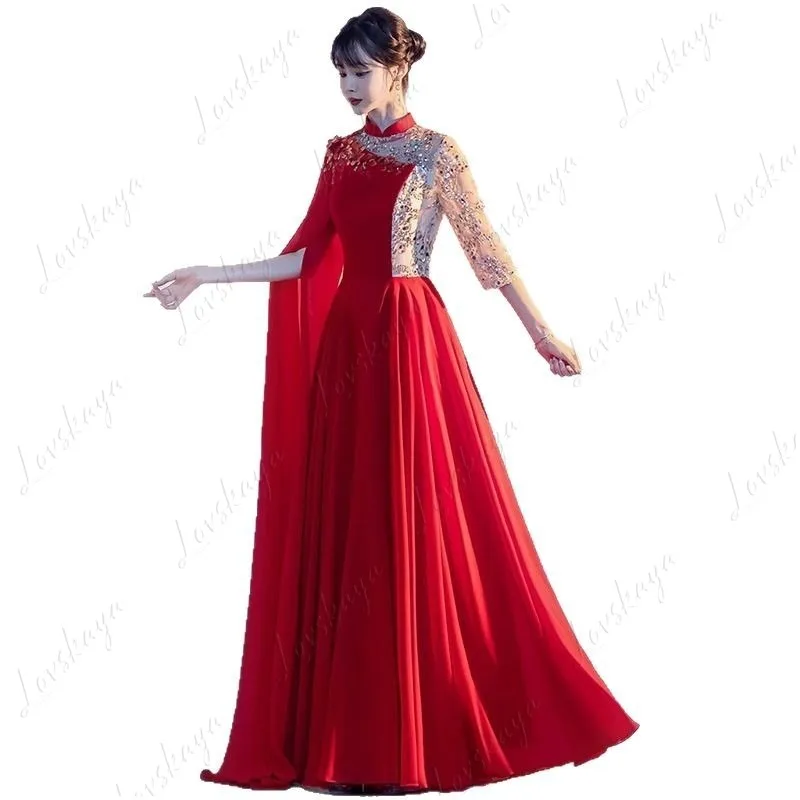 Die Performance-Kostüme für die Big Chorus Group When Singing Red Songs. Die formelle Kleidung des Chores. Langes formelles Kleid.