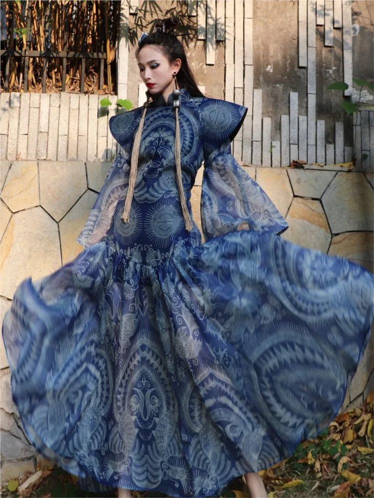 

Платье в этническом стиле с расклешенными рукавами из органзы в стиле батик, с широким подолом и эффектом «рыбий хвост».