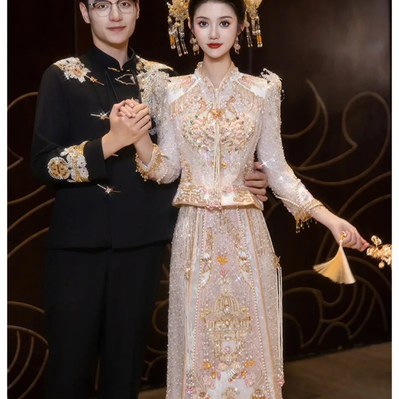 Un nuevo vestido de novia color champán con brindis de hombre pequeño y vestido de dragon phoenix.