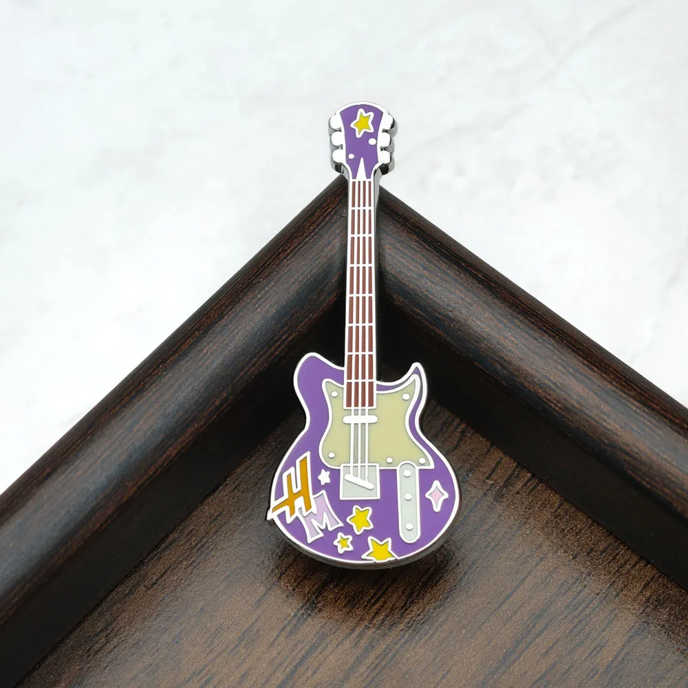 HM Lila E-Gitarren-Emaille-Anstecknadel mit Stern, Rock-Musikinstrument, Metall-Brosche, Reversnadel, Geschenk für Musikfans, Sammlerstück – Detail 11