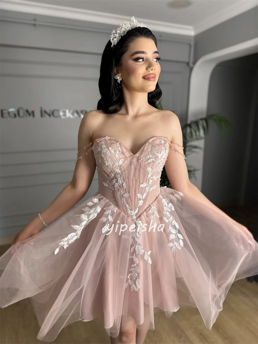 カスタマイズされたモダンなスタイルのマッチングチュールアップリケビーズAラインストラップレスミニドレスオーダーメイドオケージョンドレスサイズあり