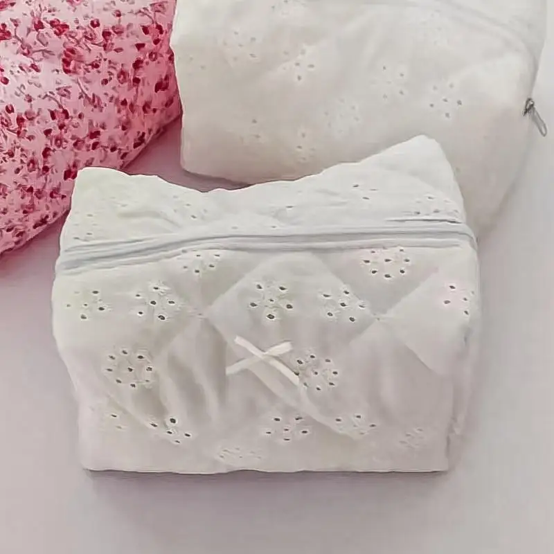 Vintage Quilted Makeup Bag with Lace Trim & Floral Bow Cottagecore Portable Cosmetic Pouch Women’s Toiletry Organizer Travel Bag